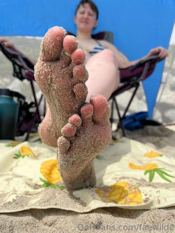 BEACH DAY! enjoy these sandy...surprisingly stinky beach fee..