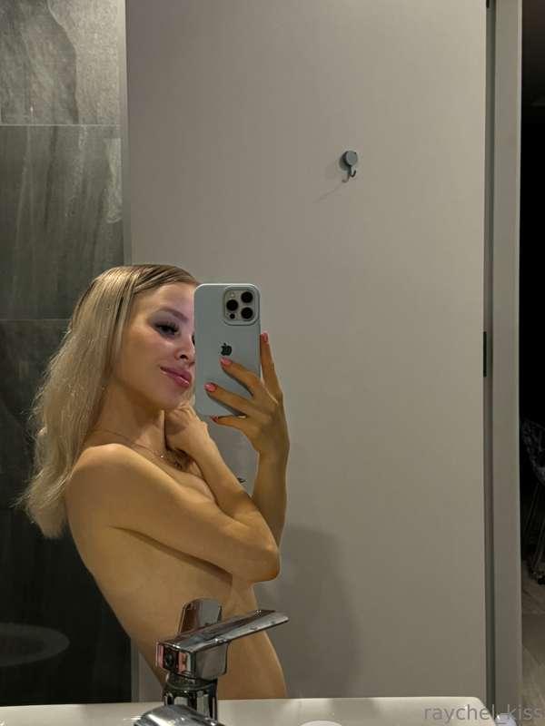 I got out of the shower and didn't find any clothes😯 admit i..