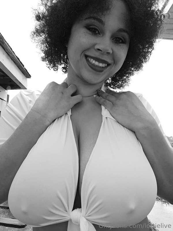 𝕋𝕣𝕚𝕧𝕚𝕒 𝕋𝕦𝕖𝕤𝕕𝕒𝕪 tonight on my VIP page @lottieslive at 7pm es..