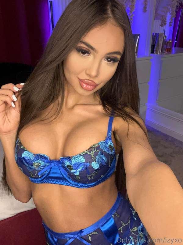 I'm flirty, moody, and maybe your favorite distraction 😏🔥