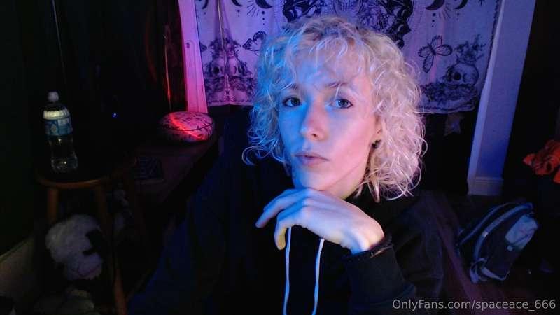 Hello loves! I'm not dead I swear. I apologize for my absenc..