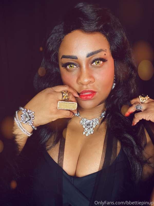 It’s my birthday! 🍾 Here’s a first look at my vintage look f..