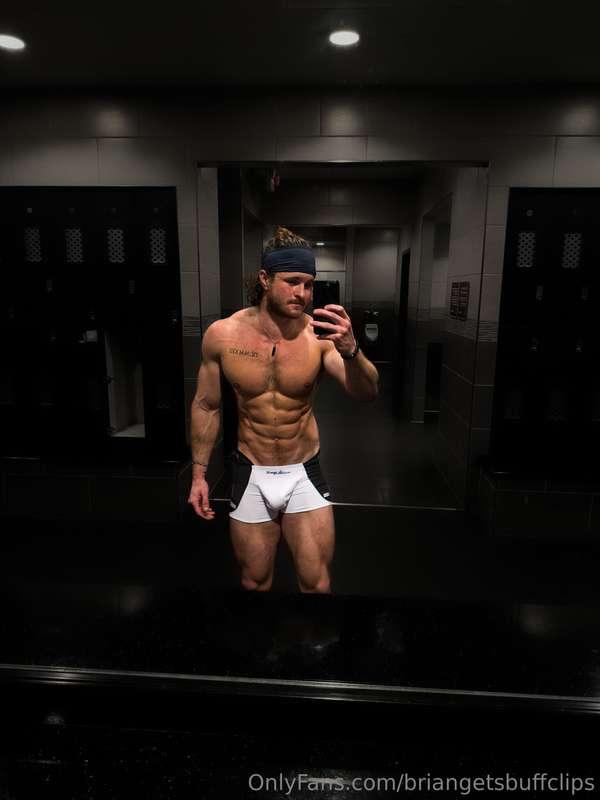 Asked AI to draw shorts over this nudie, how did it do? 😅  G..