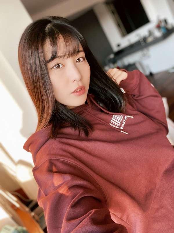 wanna check out what's under my hoodie?💕