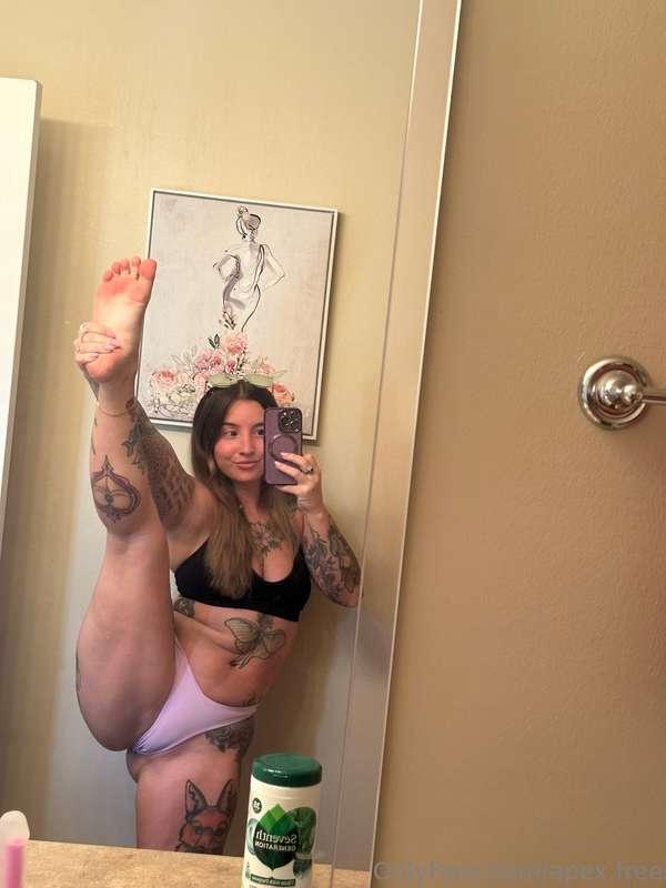 Flexible girls do it best!!