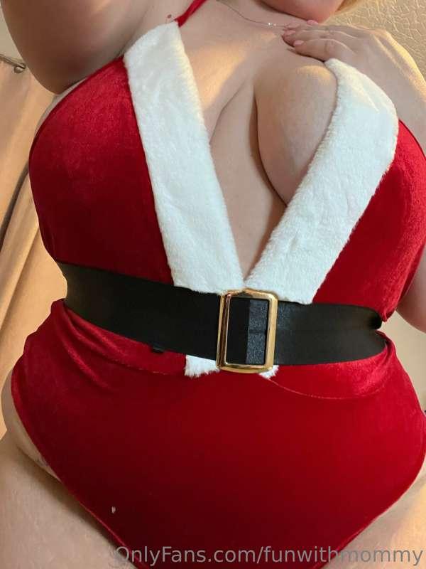 Mommy claus has CURVES