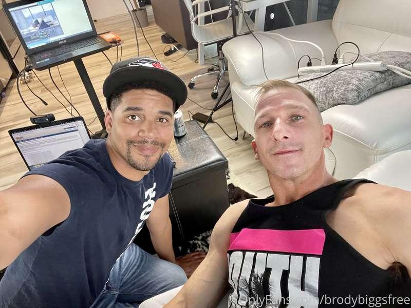 2️❎1️ He's my friend @insidewesxxx .. This man sucks my dick..