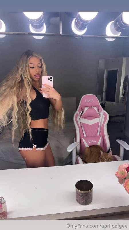 Whose pussy is this daddy? 💗💦 unlock to claim my pussy and i..