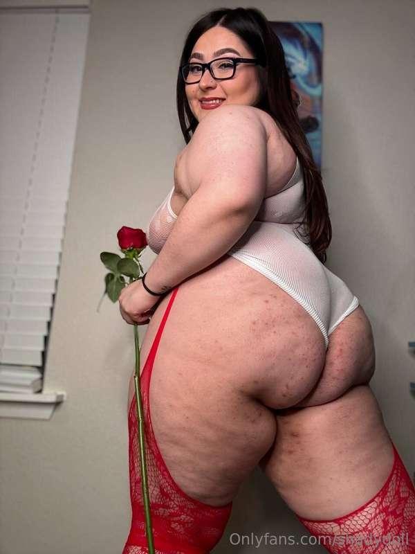 Can I be your favorite BBW? 😇🥴