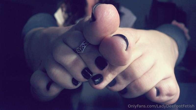 Happy TOESday!

Unlock post to see the rest of my deelicious..