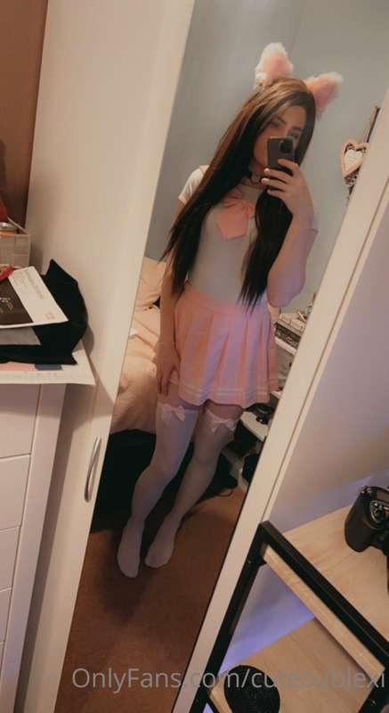 💖 So cute and girly in pink 💖

Been horny all day, keep swip..