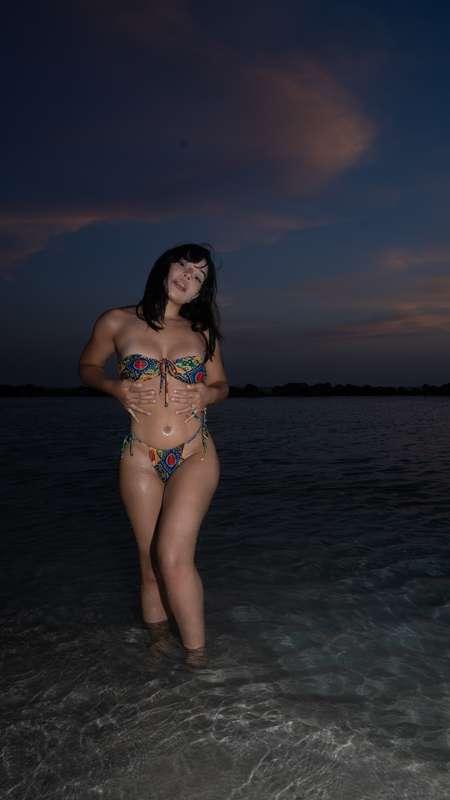How about a little bit of beachy bliss? 💋🌊