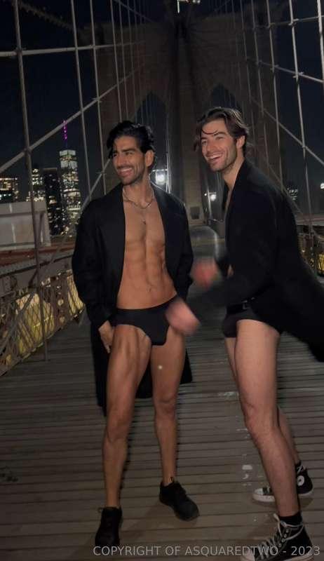 Just a regular Saturday night on the Brooklyn Bridge