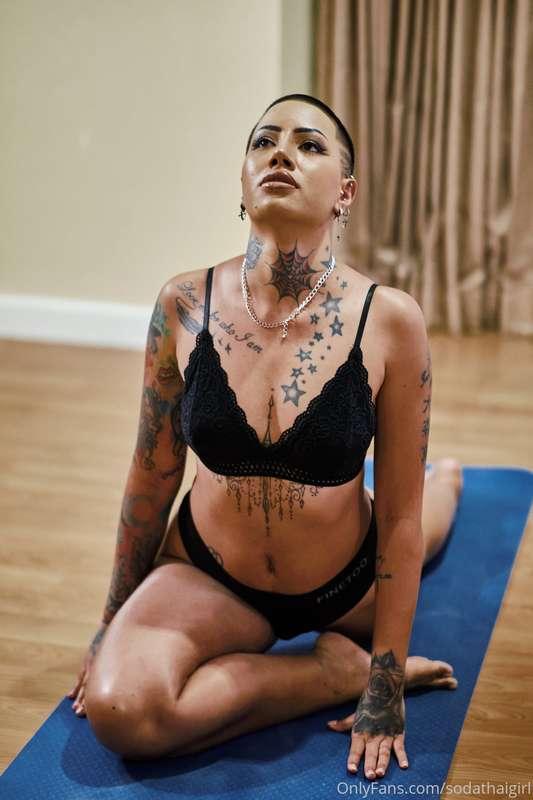 want to learn new yoga poses with me?🎠🐈🐾 let's try something..