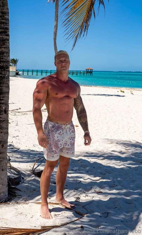 I need someone to help rub lotion on my sunburn 😇 