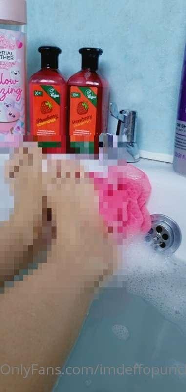 Washing cute little toes in the bath 🛁