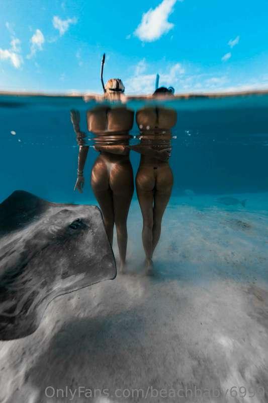 super rare, once in a lifetime full nude g/g swimming with s..