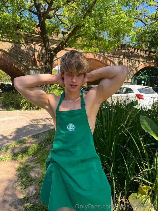 Apron on, everything else off-ready to serve you raw 😜🍆I’ve ..