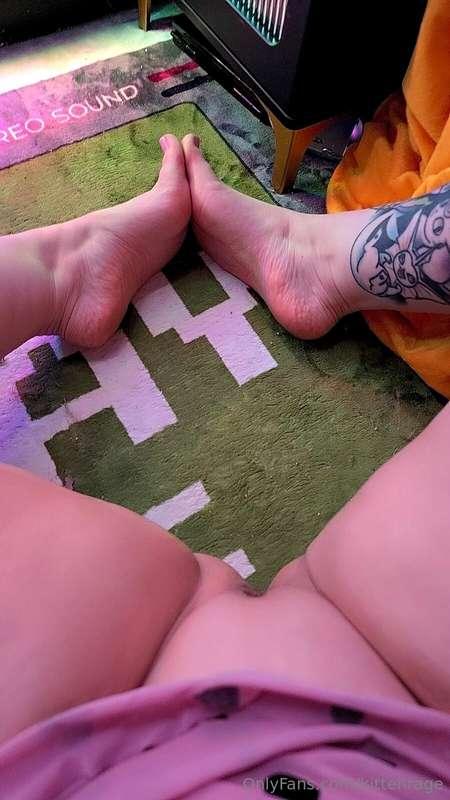 Since I have a lot of requests for my feets Here's a lil som..