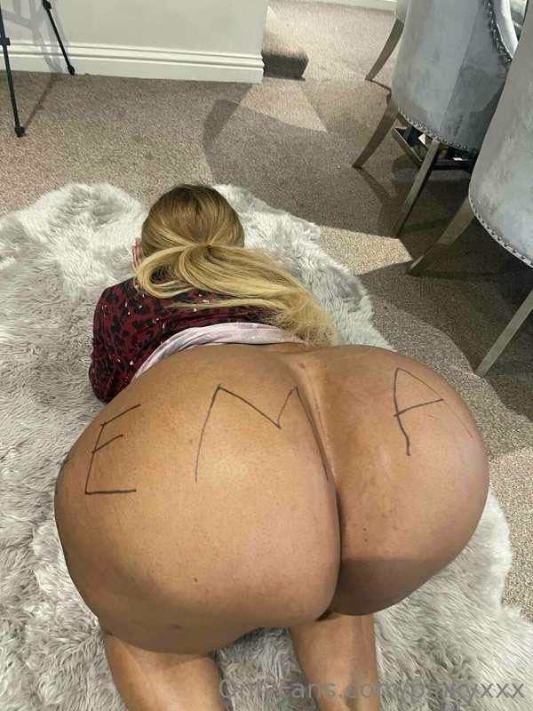 @bigasstrishavip has made her account free for today. Subscr..
