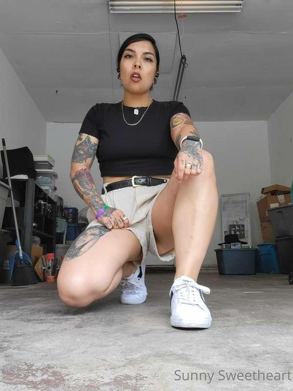 Gotta love a open concept 
And leg cleavage 😘😘😘

📖😮