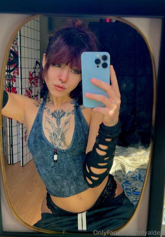 woke up feeling great so heres a lil mirrorfie 🖤
