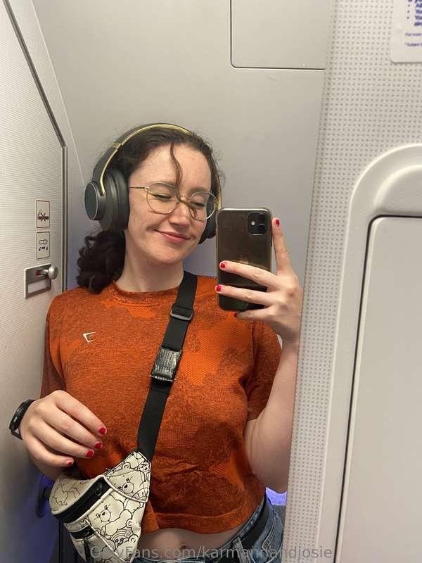 Guess what’s hiding under this crop top at 30,000 feet? 🥵 Sw..