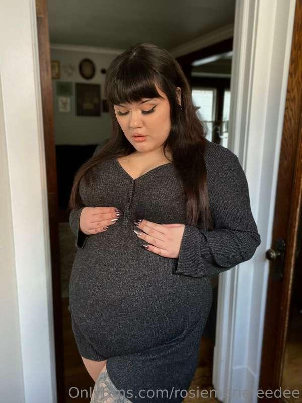 Going into the new year looking… preggo 😈💞