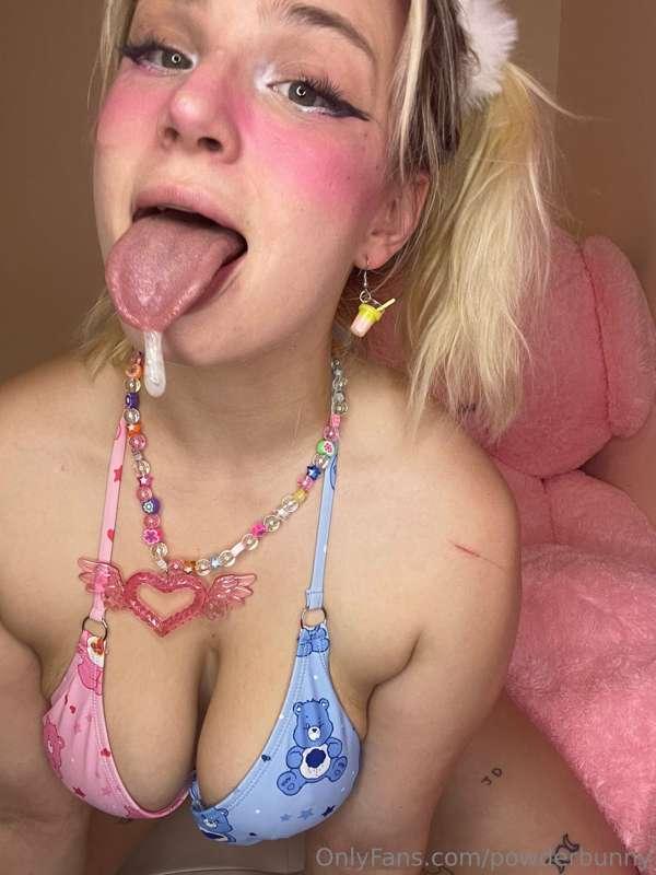 I love playing with my big bimbo boobs 💕