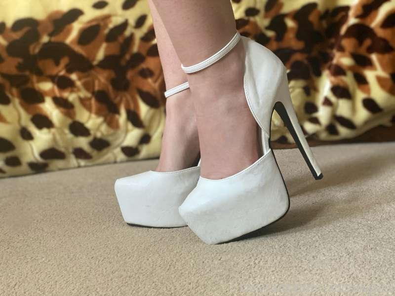 IT’S ANOTHER VOTING TIME!! What shoes should I wear on the V..