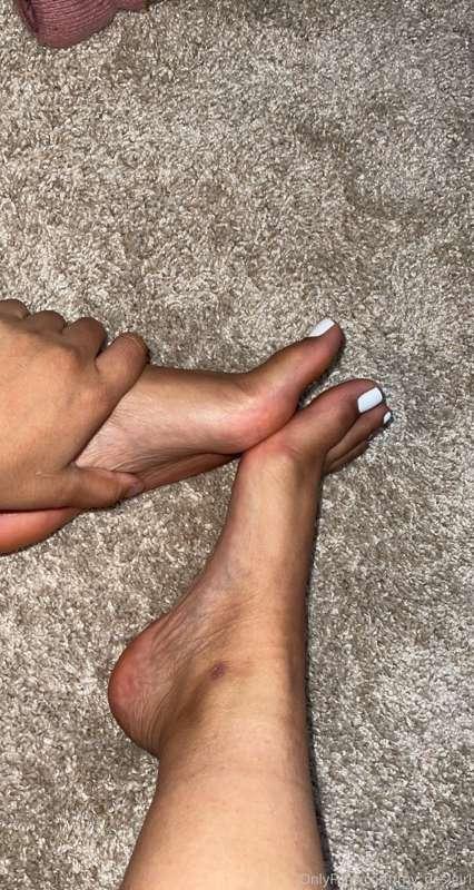 comment if you want a foot bundle in your DMs 🦶🏽
