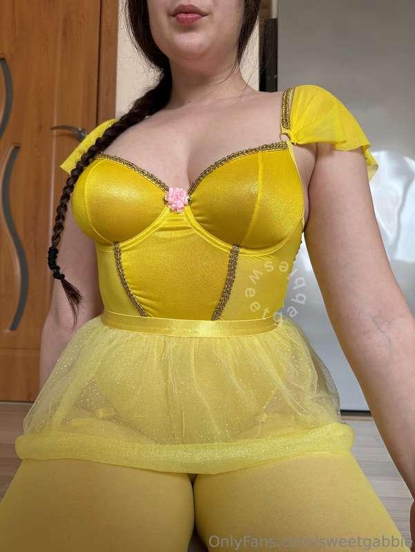 Princess Belle, if she was dummy thicc 😱