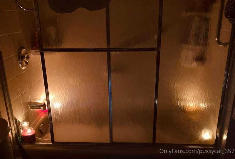 Getting wet in the bath. Live on Coco https://linktr.ee/pret..