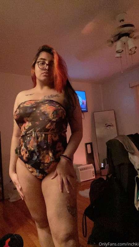 Wanna see what’s underneath?😏😏 dm me