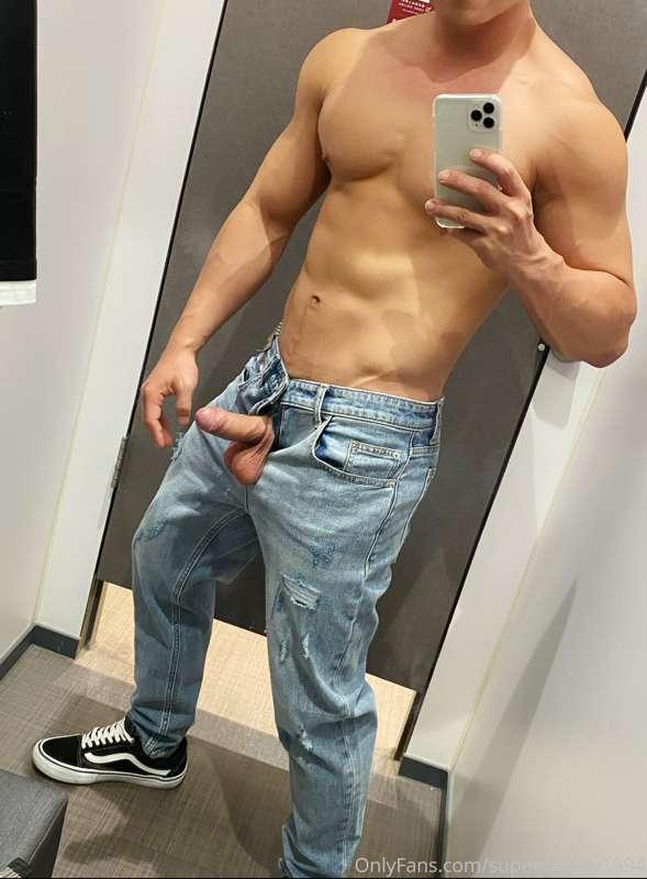 我喜歡從牛仔褲拉鍊裡掏出屌？
Locker room fucking hot🤤