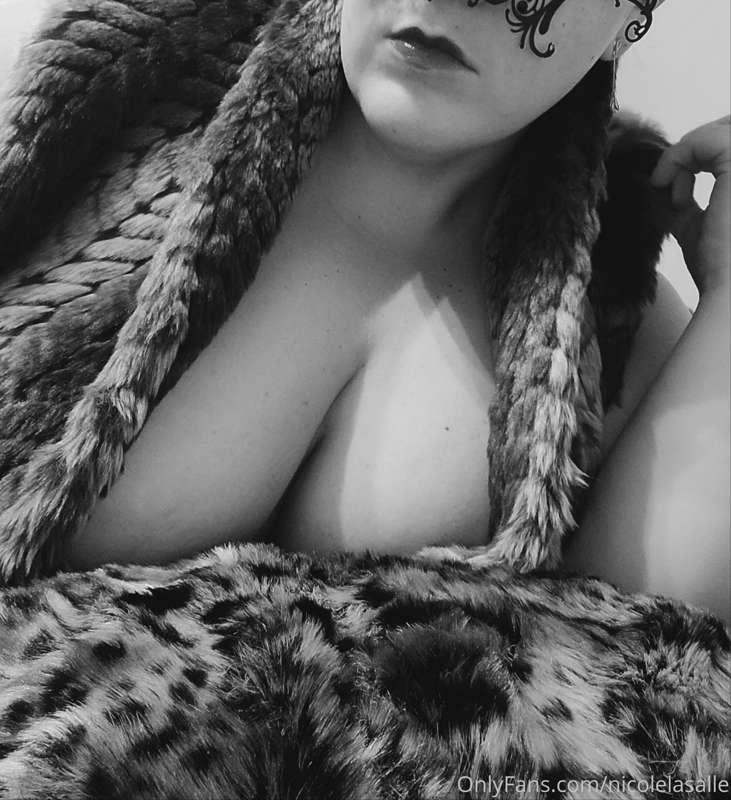 When its cold, but you still have to nurse 💦🍼🥛❄☃️
These tits..