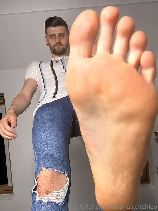 Get down on the floor where u belong beta boy 😈