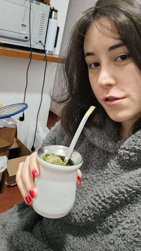 chilling before i start sucking yours 💋