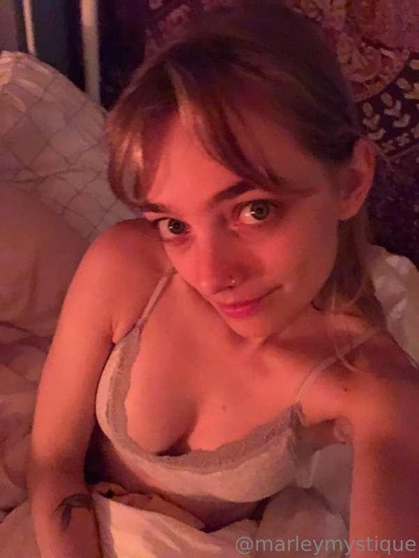 Currently warming up in bed with a hot water bottle🥰 my life..