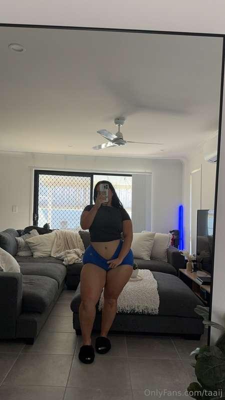 Weekend vibes 💋 How do I look? 🍑