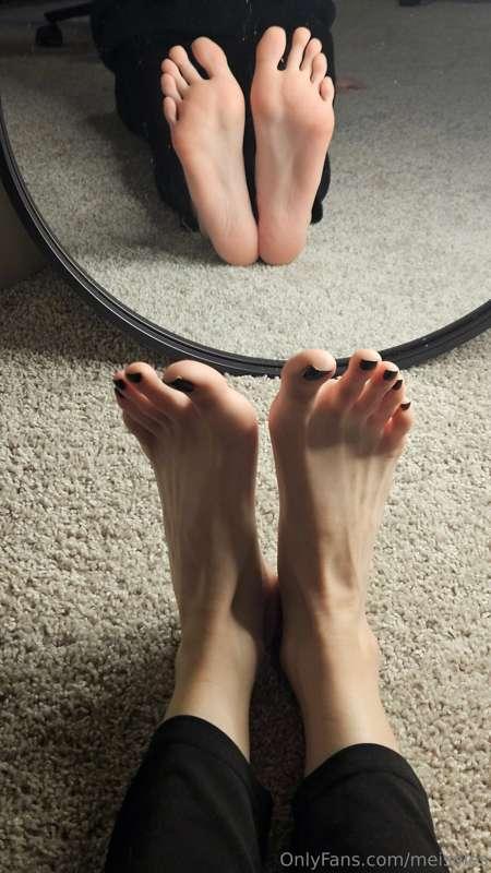 Who loves mirror pics? 

Customs are open. Spend your holida..