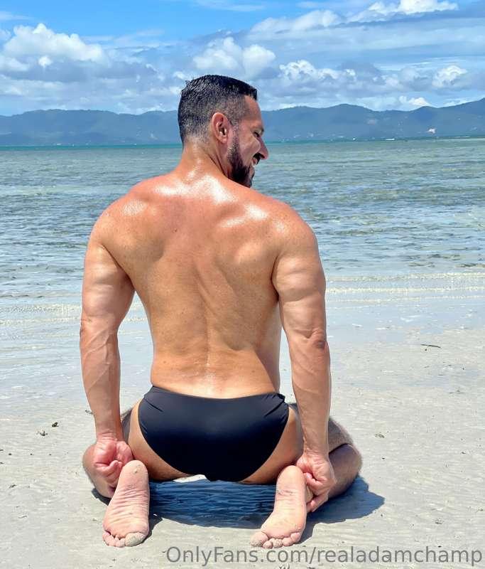 Feet and ass? U want me naked?