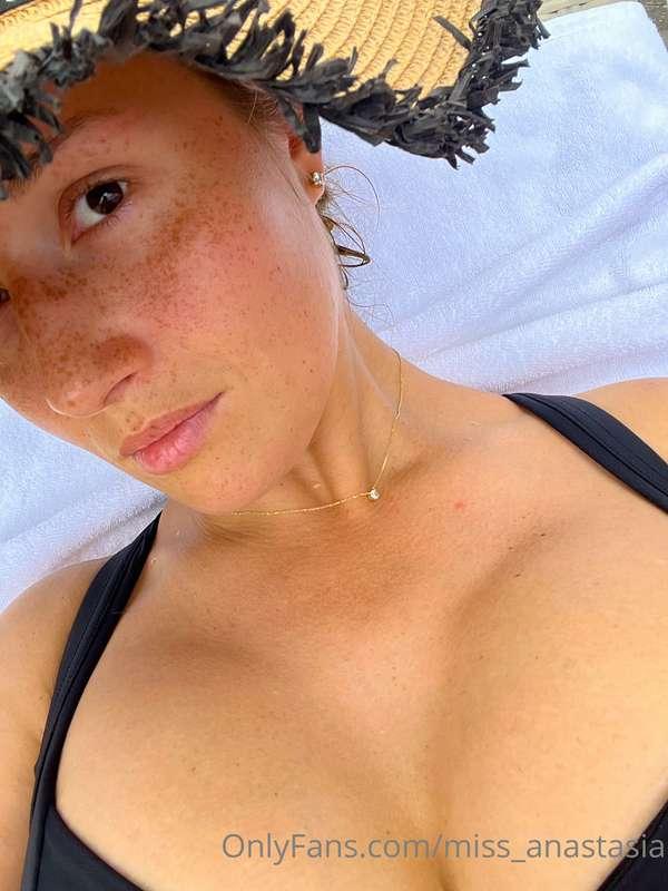 Giving some Sun ☀️ to this freckles 😏