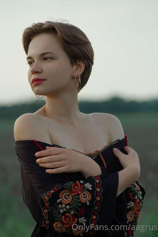 Две моих первых ню съёмки🥰 на кадрах мне 18 лет, как ты дума..