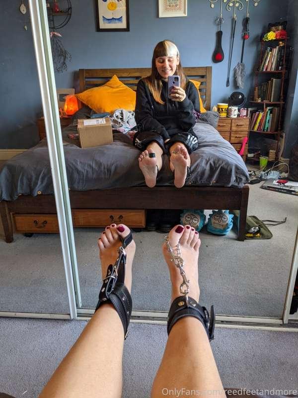 What do you think of my foot bondage? Left or right? Toe cuf..
