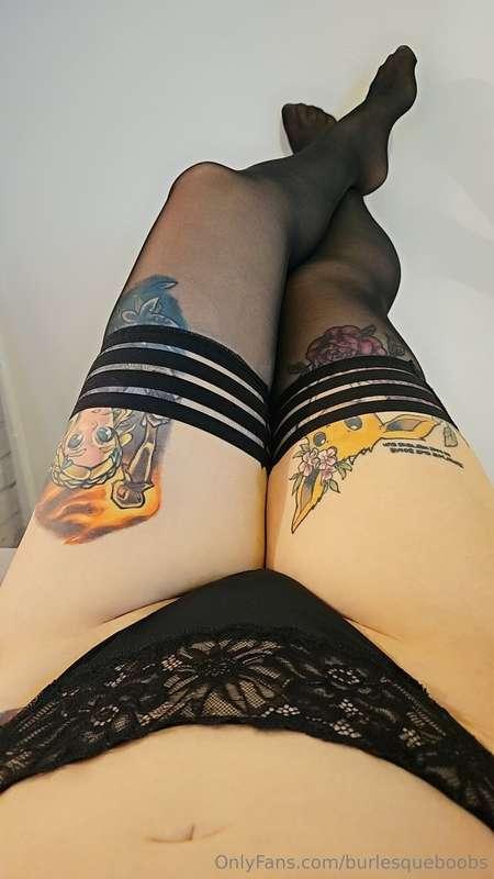 Swipe to grab the pussy 👉🏻 Love these stockings. 