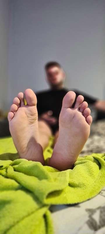Wanna clean my slave's soles? 🤔👣👅
