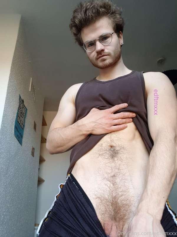 Need a tongue in all my holes 🤤🤤🤤