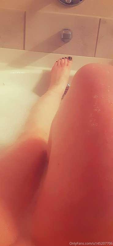 Check your inboxes for the video of my bubbly bath and kitty..