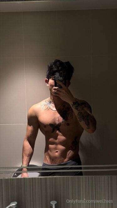 If this mirror could talk, it would beg for more. 🍆